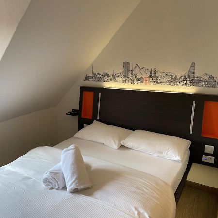 Easyhotel Zuerich Limmatplatz Bagian luar foto