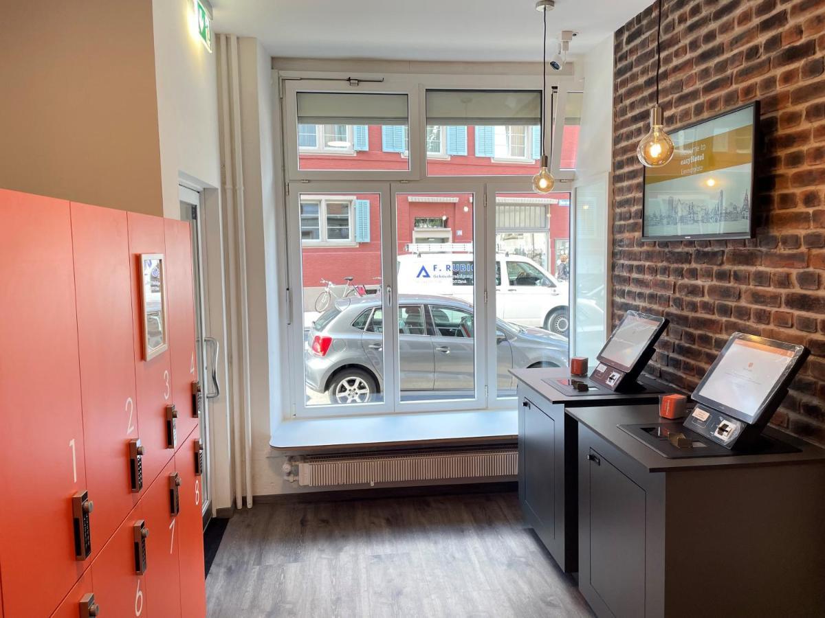 Easyhotel Zuerich Limmatplatz Bagian luar foto